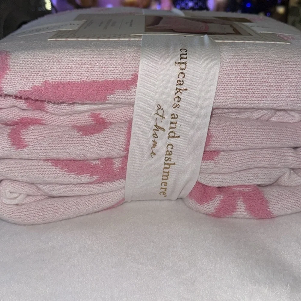 - Cupcakes and cashmere pink ribbon/bow, king size reversible, knit blanket 🎀🎀🎀